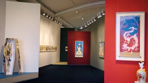 Espacio interior renovado mediante la pintura de varios colores.