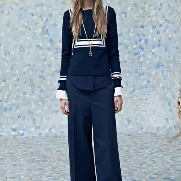 Pantalones de pierna ancha en azul marino son ideales para zarpar en los días soleados.