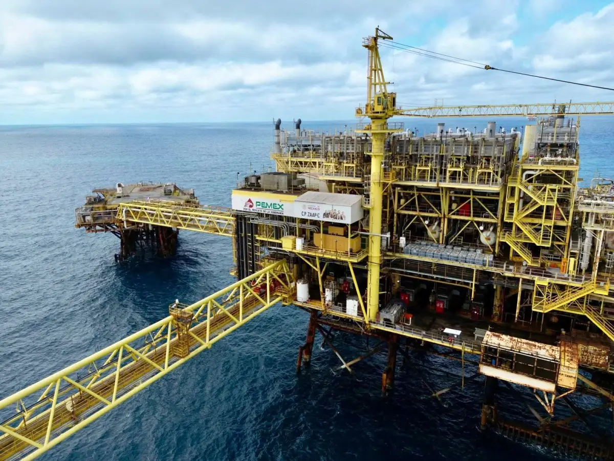 Una plataforma petrolera en medio del mar. 