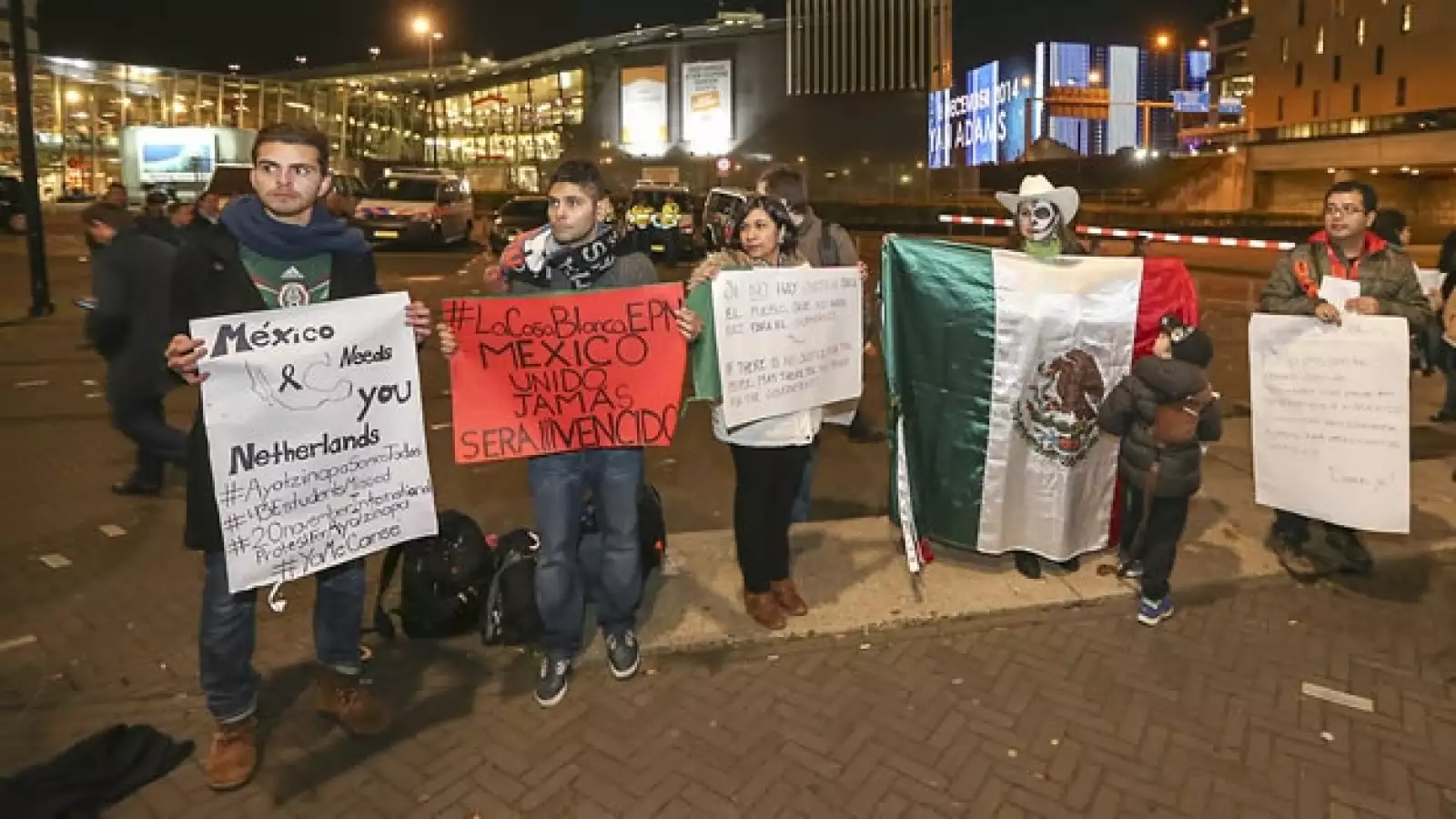 mexicanos protestan en holanda 4