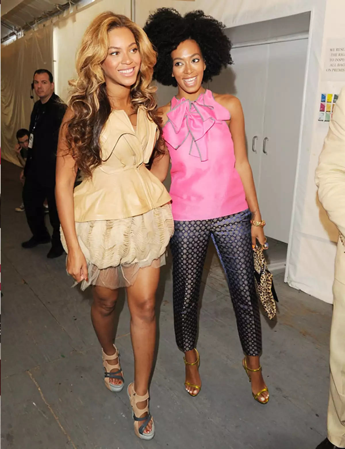 Con un característico y glamouroso estilo, Solange y Beyonce Knowles nos demuestran que no solamente tienen habilidades por la música sino también por el buen gusto por la moda.