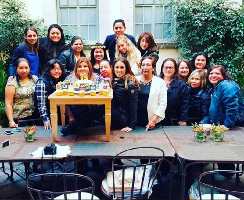 La guapa tapatía fue consentida por su club de fans con motivo de su quinceavo aniversario en el medio.