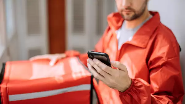 Pagar por trabajar: el costo oculto por ser repartidor de Rappi, Uber Eats y Didi