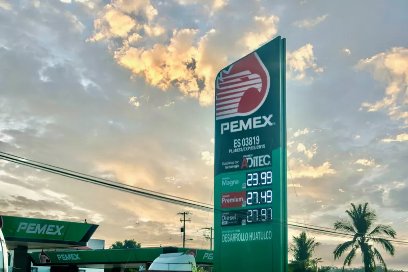 Tope al diésel pone contra las cuerdas a las gasolineras: tener ganancias o cumplir el acuerdo con Sheinbaum 