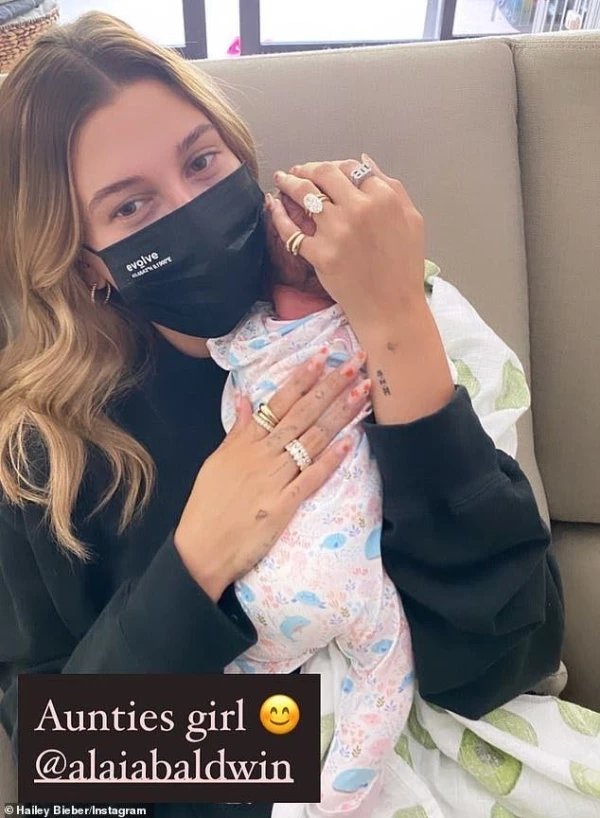 Hailey Bieber y su sobrina Iris