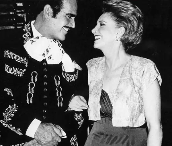 Don Vicente Fernández también dedicó un especial mensaje a su esposa y madre de sus hijos, con esta foto, de cuando ambos eran jóvenes.
