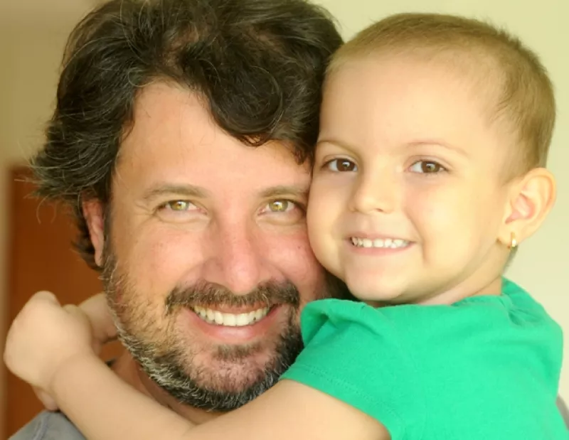 El fotógrafo mazatleco creó la Fundación Bella, en honor a su madre quien murió de cáncer de seno, cuyo proyecto principal es exhibir retratos de mujeres para recaudar fondos.