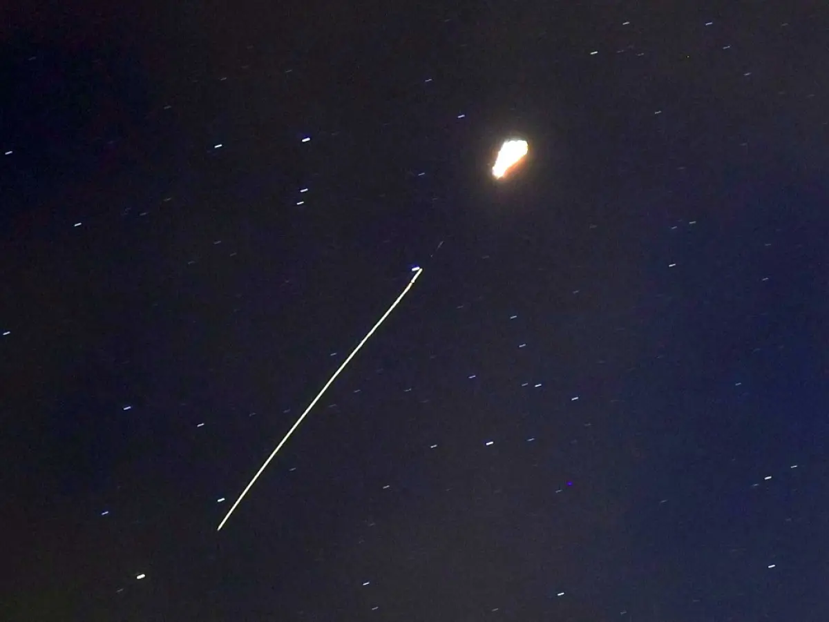 Una explosión de un objeto volador lanzado desde la dirección de Tongch'ang-ri en Corea del Norte se muestra en Dandong, China, el 27 de mayo de 2024.