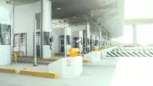 Foto de una zona de casetas de cobro con telepeaje.