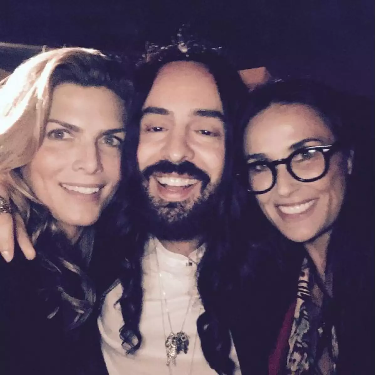 Montserrat Oliver junto a Alessandro Michele, director creativo de Gucci, y Demi Moore.