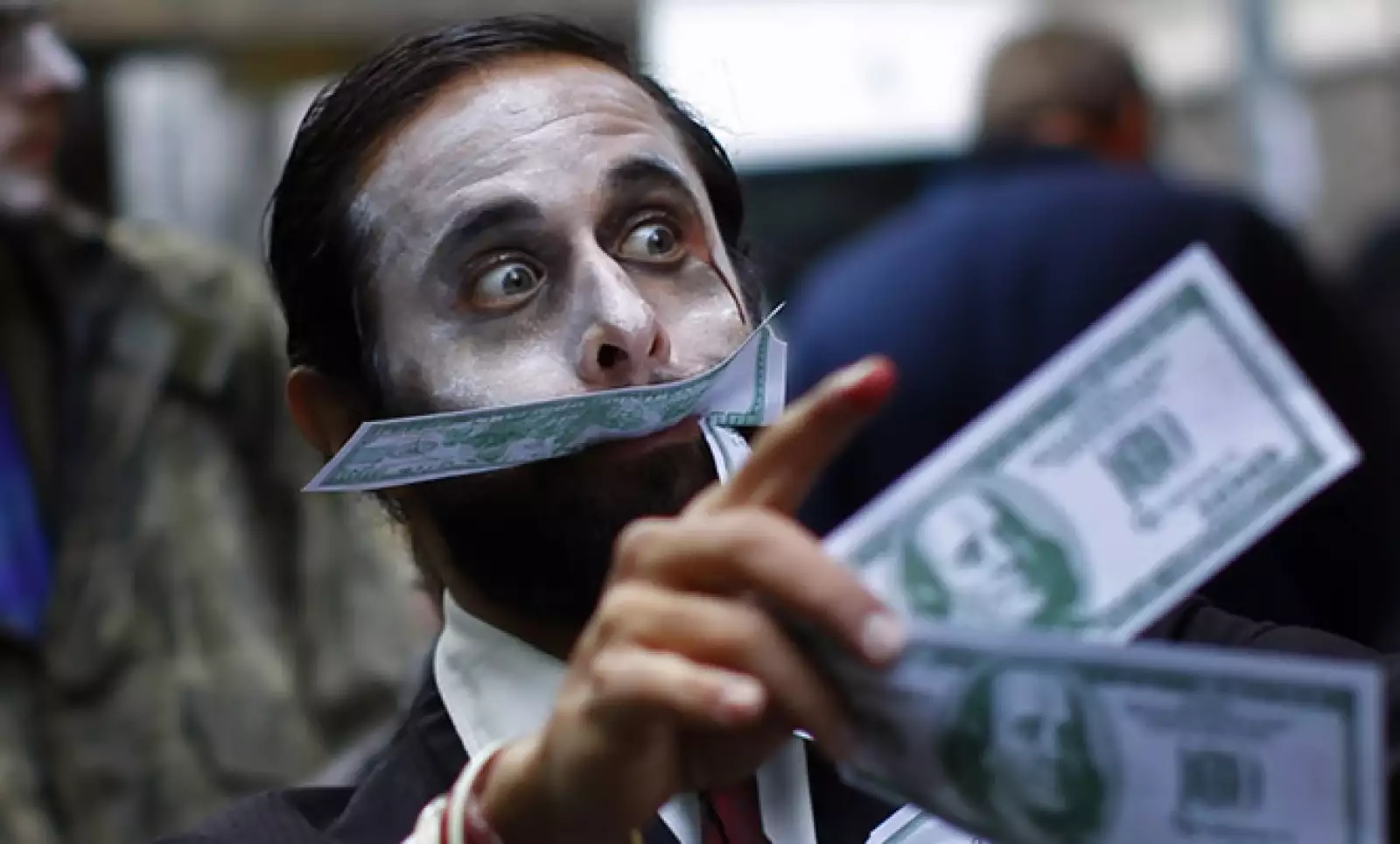 Integrantes del movimiento Occupy Wall Street  (Ocupemos Wall Street) se disfrazaron de zombies y fingieron devorar dinero para que los ejecutivos financieros vieran una metáfora de sus acciones.