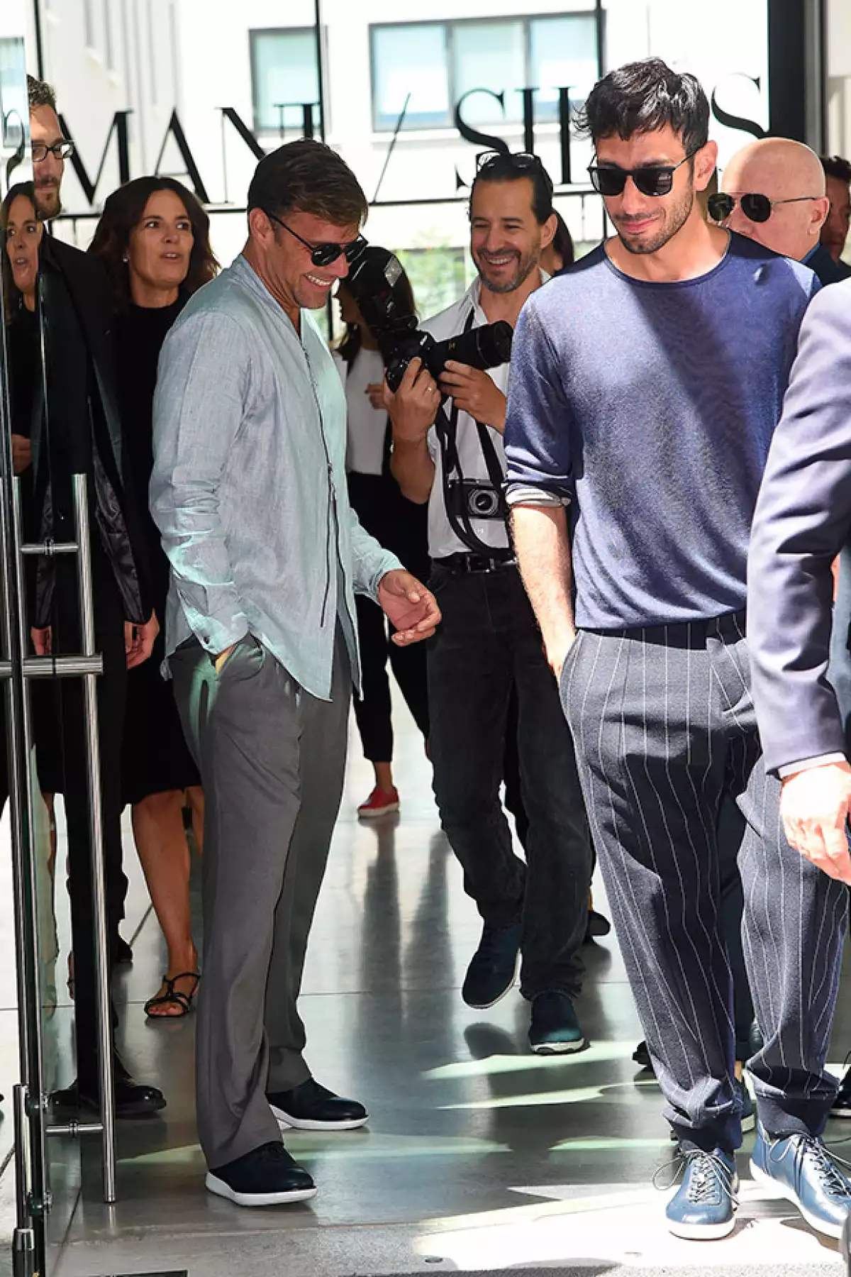 El cantante y Jwan Yosef se dejaron ver cariñosos ante la prensa y admiraron las creaciones del diseñador italiano para la temporada primavera verano.