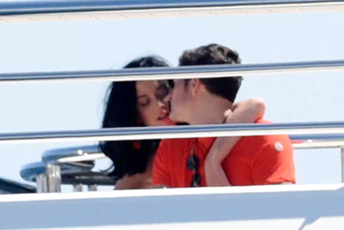 La cantante publicó su primer foto con él desde Cannes y, no es lo que esperábamos.