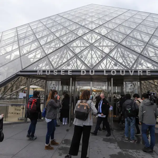 Vista de una de las entradas al Museo de Louvre de Francia. 