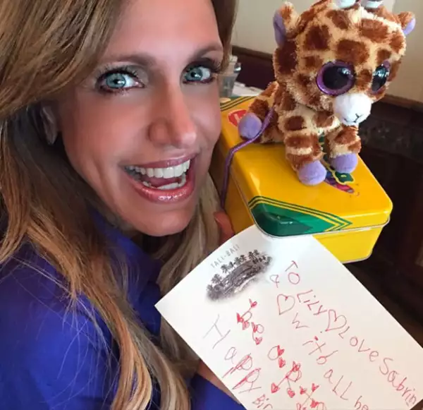 "La Flaca" recibió una carta de cumpleaños hecha por los hijos de Thalía, Matthew y Sabrina.