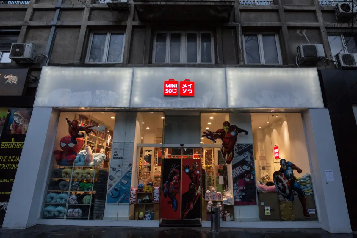 Miniso apuesta por los snacks enchilados y ofertas para competir con Temu y Shein