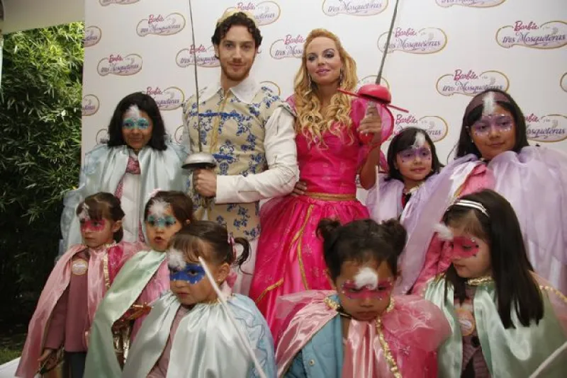 El actor personificó al príncipe Louis durante la presentación de la cinta animada "Barbie y las tres mosqueteras", que se realizó este sábado en el Papalote Museo del Niño.