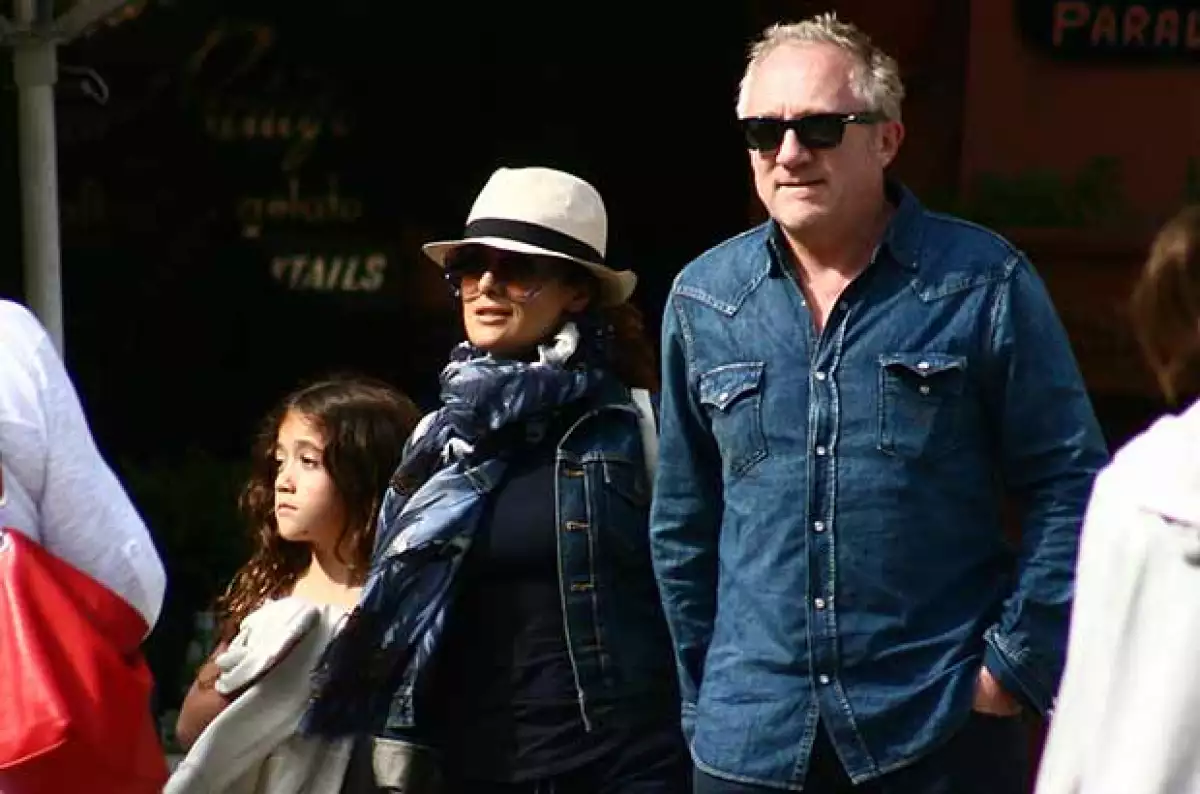 La actriz fue vista con su esposo Francois-Henri Pinault y su hija Valentina Paloma caminando por este bello destino turístico.