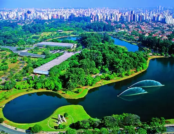 Parque do Ibirapuera, para ir a caminar o correr y después tomar un delicioso açai o agua de coco.