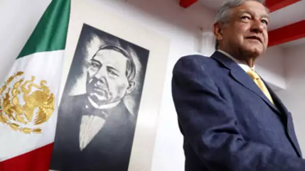 López Obrador con la imagen de Benito Juárez detrás