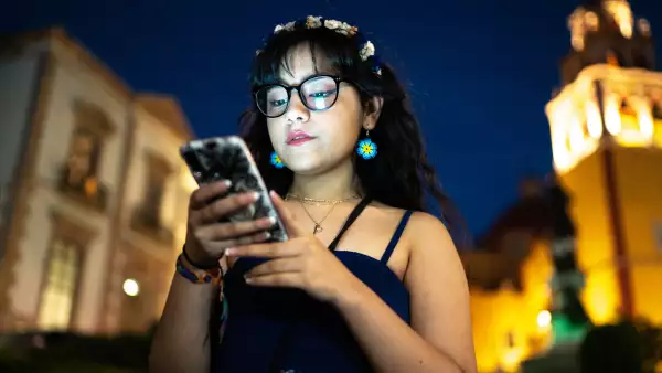 Joven con luz de smartphone