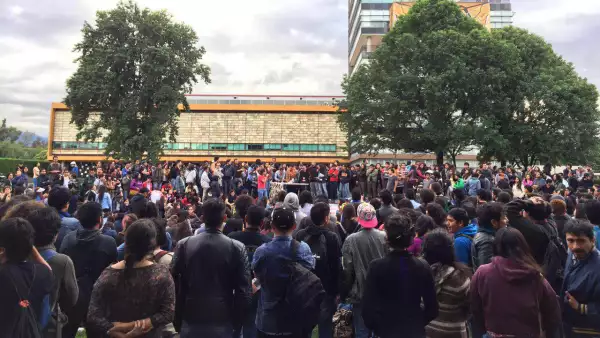 Un grupo de estudiantes que realizaba una asamblea para debatir lo ocurrido en Oaxaca se deslindó de los actos violentos.