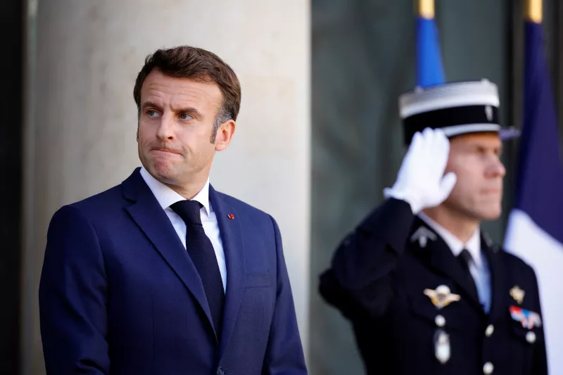 El presidente de Francia, Emmanuel Macron, espera la llegada del canciller alemán Olaf Scholz para un encuentro en en Palacio del Eliseo en París, Francia. 
