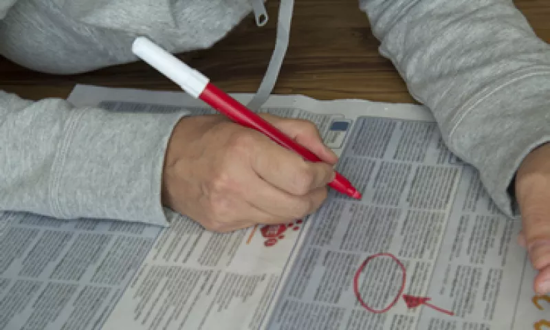 Bloomberg dice que el salario de los empleos universitarios se ha estancado. (Foto: Getty Images)