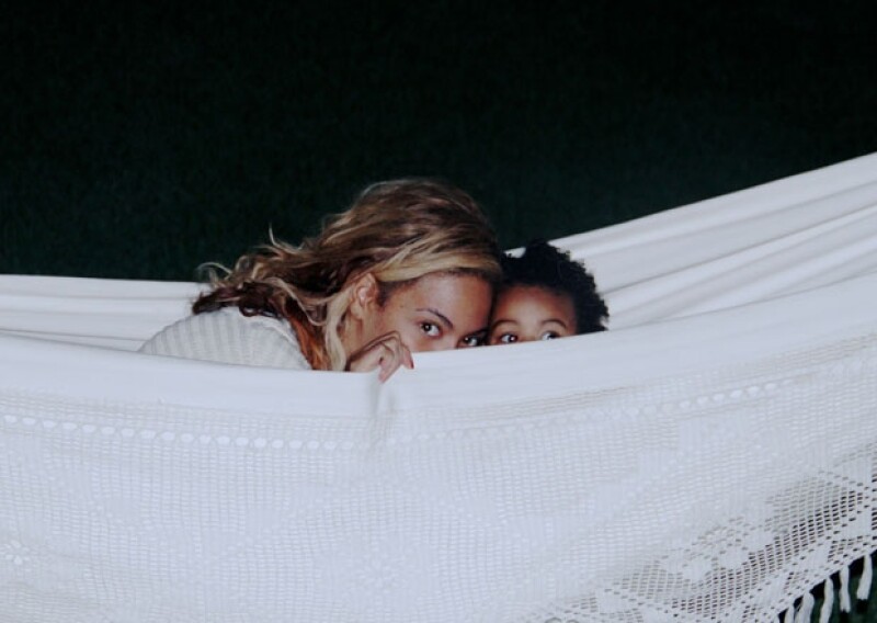 Aunque casi nunca podemos ver la cara de la pequeña Blue Ivy, esta vez Beyoncé compartió una imagen de sus ojos curiosos.