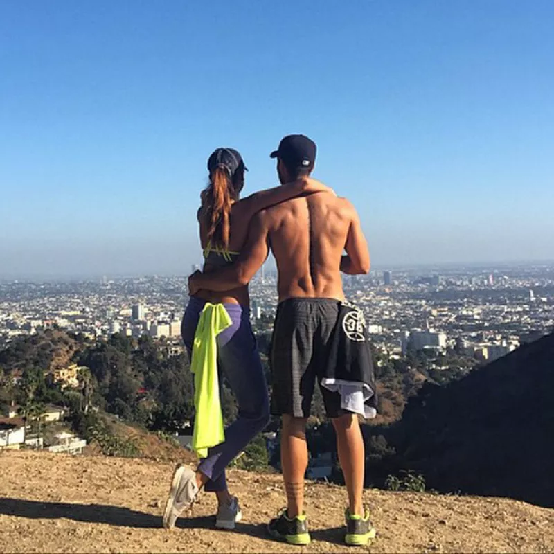 La actriz mexicana compartió un video en Instagram en el que una vez más presumió la forma física de DJ Cotrona, quien usó a su mascota Pasita como pesa, en un día de hiking en L.A.