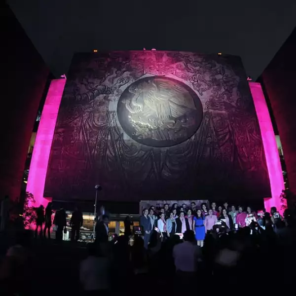 Monumentos del DF pintados de rosa contra el cáncer de mama