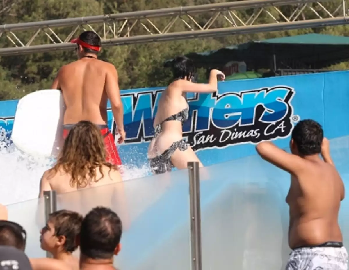 La cantante enseño su parte trasera al ser rovolcada por una ola.