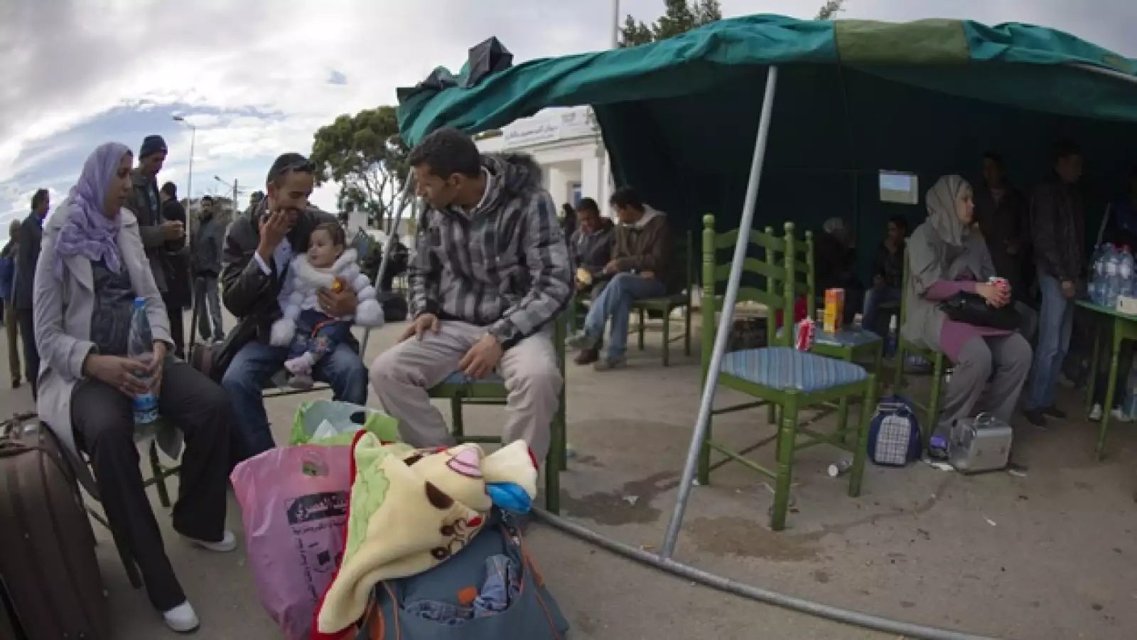 Tunecinos esperan reparticion alimentos