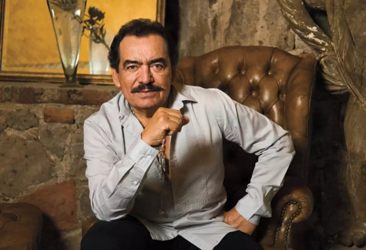 El cantate mostró a la revista Quién, en su edición 240, cómo es la hacienda que tiene en Guadalajara.