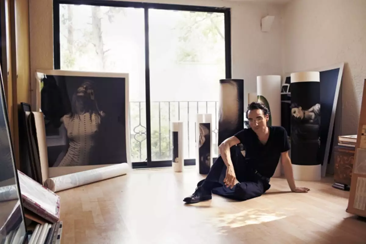 El sobrino de la mítica Frida, nos abrió las puertas de su casa de San Ángel para platicarnos del mundo de imágenes que lo rodea.