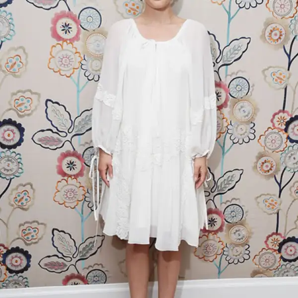 Natalie Portman eligió un vestido bohemio en blanco con encaje para celebrar el estreno de su más reciente película, A Tale of Love and Darkness. Complementó su look con sandalias Christian Dior, pelo recogido y un maquillaje muy sutil.
