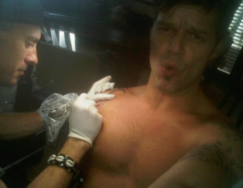 Los tatuajes de Ricky Martin le hacen recordar su lado espiritual, aunque no dejan de doler en el proceso.