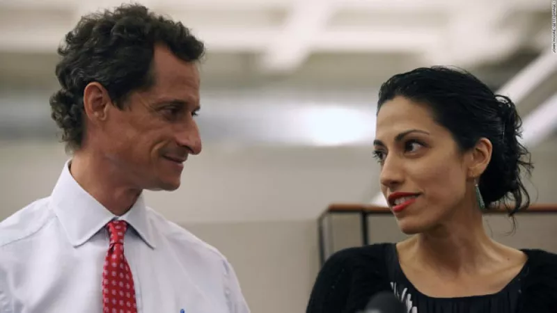 Esta vez Bill y Hillary no son los protagonistas, pero sí la asesora de la candidata, Huma Abedin, quien hizo público el escándalo de fotos sexuales de su esposo con otra mujer.