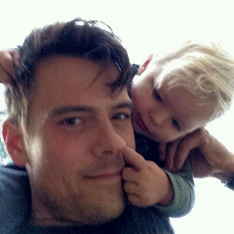 ¡Feliz cumpleaños! No hay mejor manera de festejar que con tu travieso hijo, ¿verdad, Josh?
