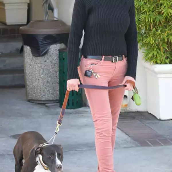 Sharon Osborne sale de su hotel con su perro Mr. Chips en Nueva York.