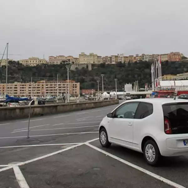 Es verdaderamente pequeño (43 centímetros más corto que un Polo), de tan solo 3.54 metros de largo, 1.64 de ancho y 1.48 de alto, pero ofrece una habitabilidad sorprendente para 4 pasajeros adultos.