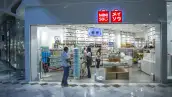 Tienda Miniso en donde la gente está comprando