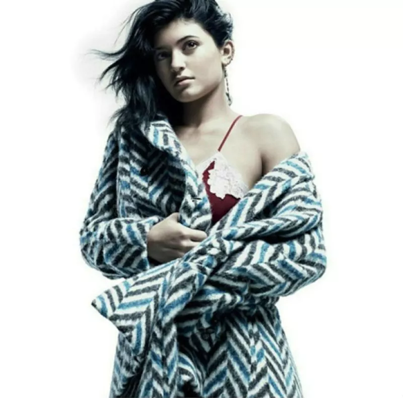 La joven de 17 años luce sexy y fashionista en las fotos para V Magazine de septiembre, haciendo competencia a su hermana, quien ha destacado en los últimos meses dentro del modelaje.