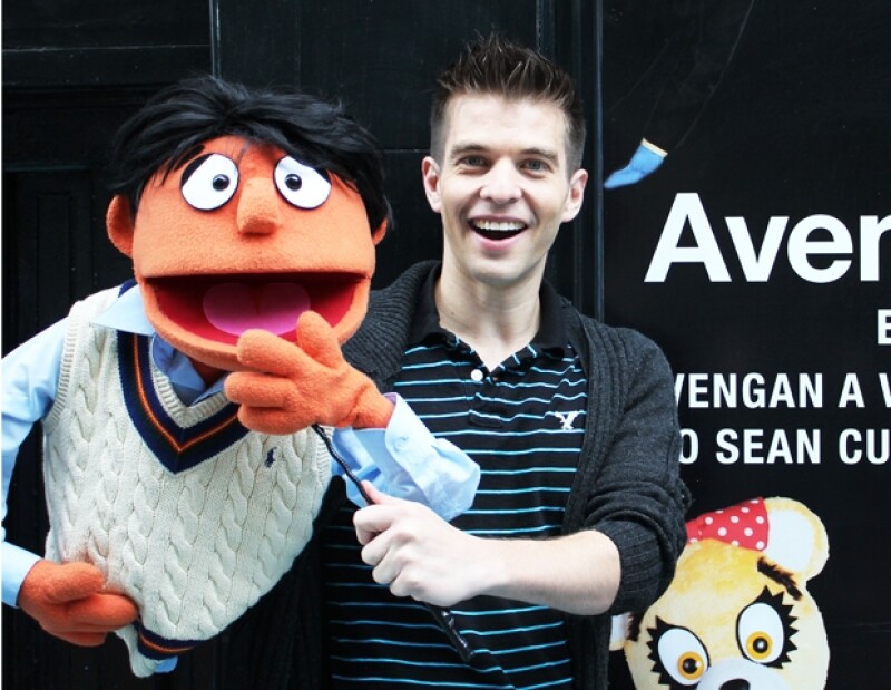 Mario Sepúlveda con Princeton, el puppet protagonista del musical.