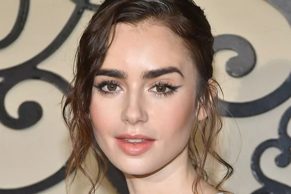 Lily Collins 