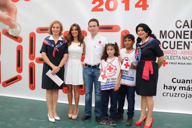 Leticia Coello, Anahí y Manuel Velasco con niños que ayudan en la colecta.