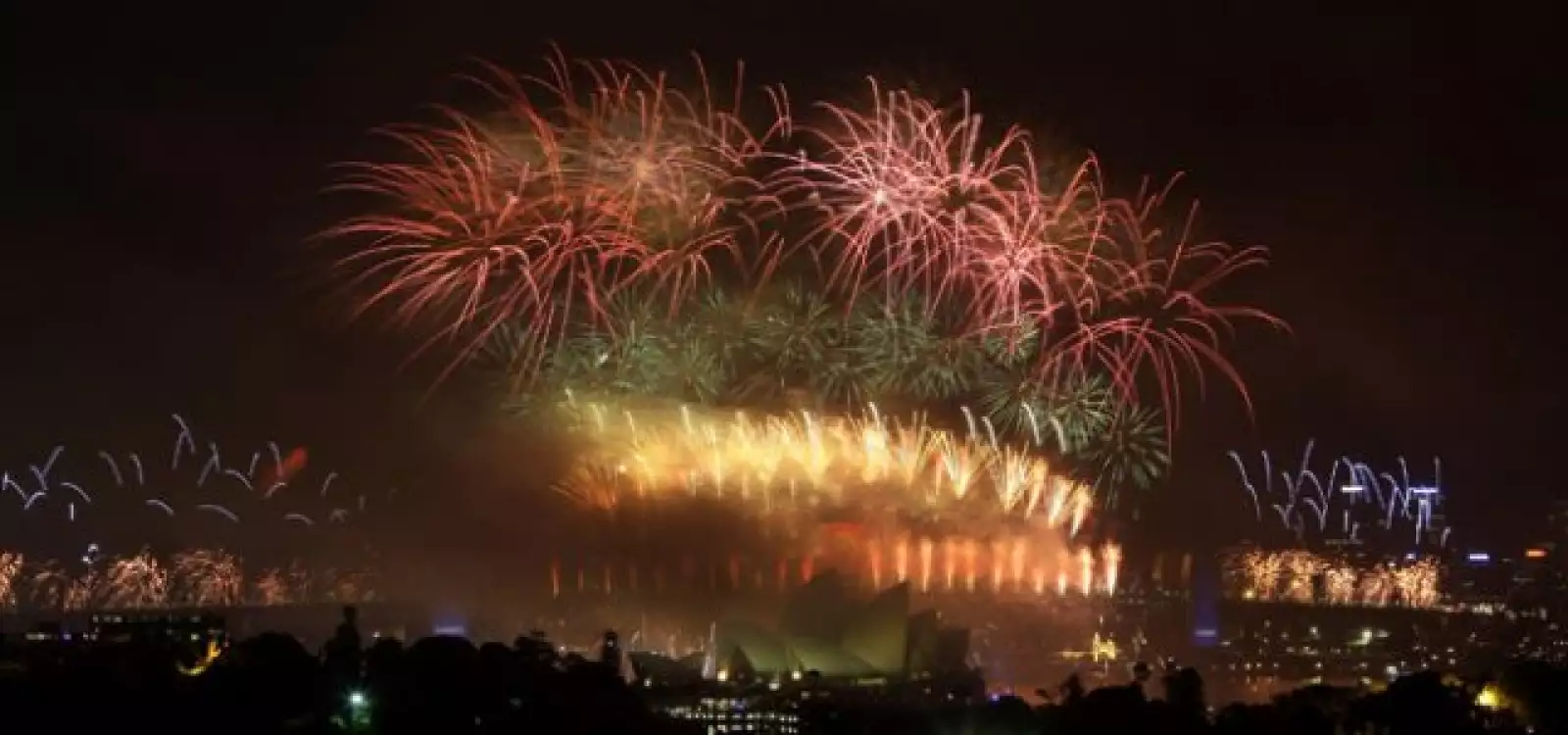 Además de los juegos pirotécnicos, se iluminarán iluminarán los edificios emblemáticos de Sidney, como la Casa de la Opera y el Puente Metálico.