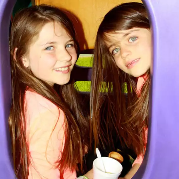 Emilia y Alexa Murat