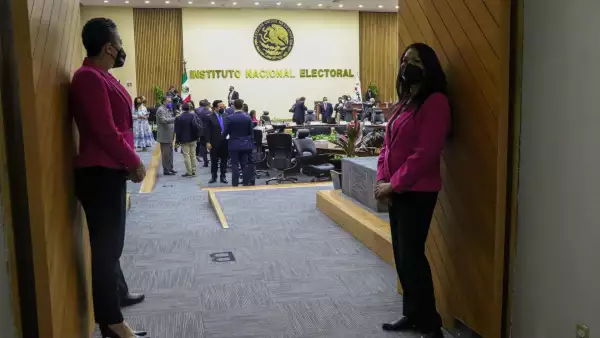 Entrada a una de las sesiones del INE
