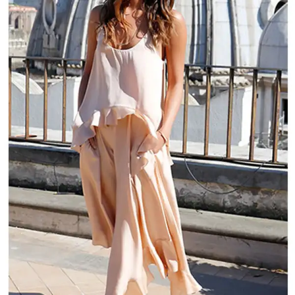 La actriz sueca en la premiere de The Man From U.N.C.L.E. en Roma con un vaporoso vestido nude de Stella McCartney y sandalias.